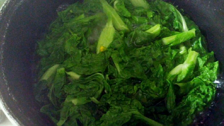 凉拌白菜头,水烧开了 放入削成小段的菜头