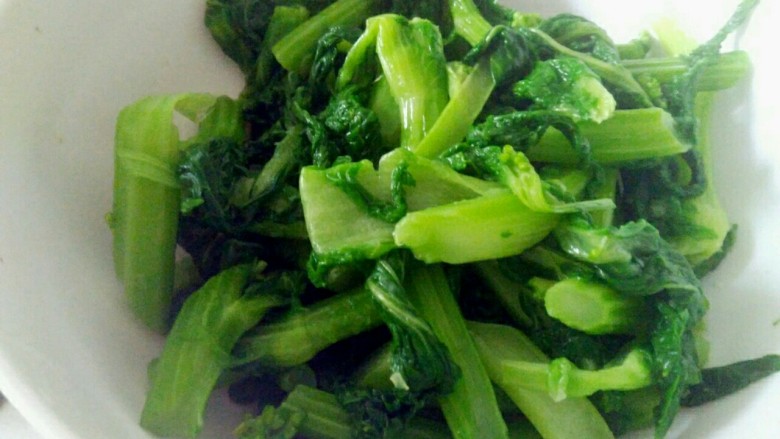 凉拌白菜头,挤干水就可以放入调料了