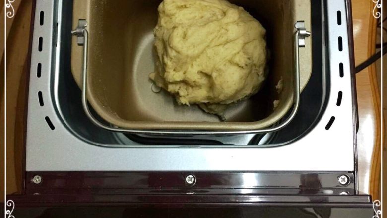 第一次DIY 果仁全麦俄罗斯大列巴,大概一个小时,面团揉好了。