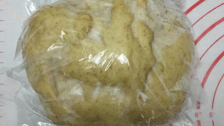 第一次DIY 果仁全麦俄罗斯大列巴,面团上盖一层薄薄的保鲜膜,放在温暖处发酵至两倍大