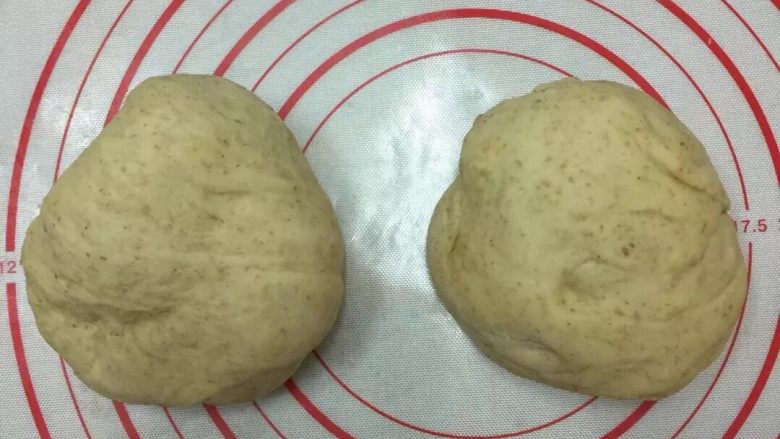 第一次DIY 果仁全麦俄罗斯大列巴,把面团揉出气泡,均匀分成两团,一个来做