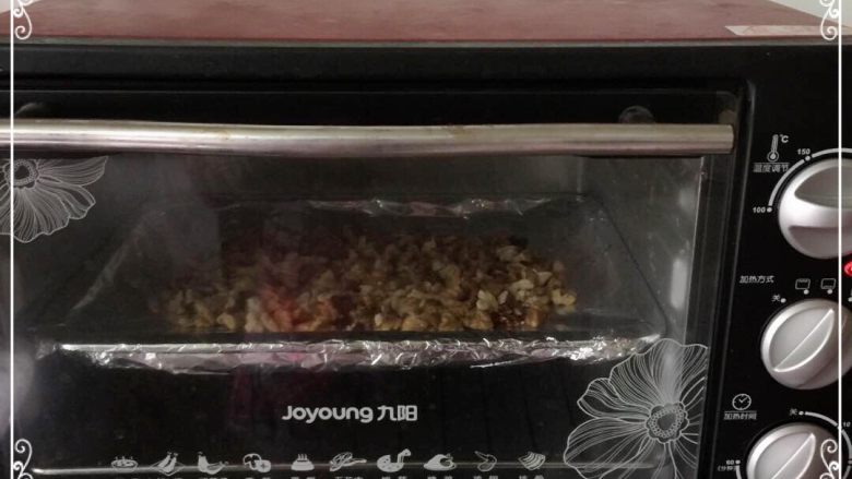 第一次DIY 果仁全麦俄罗斯大列巴,核桃仁放在烤箱烤一下会更香,可以去皮,也可以不去皮
