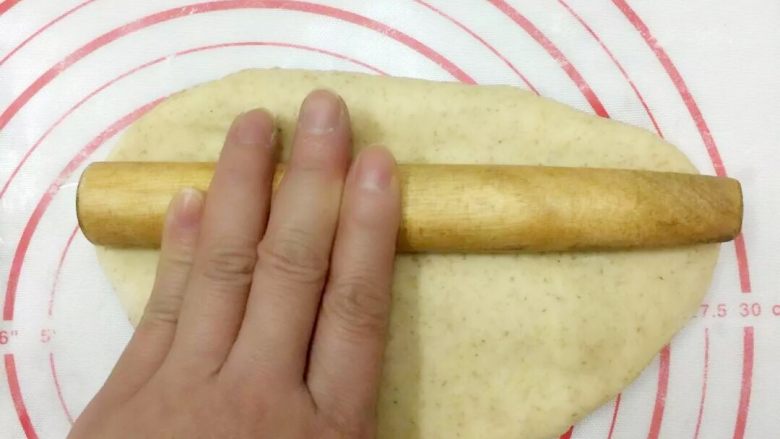 第一次DIY 果仁全麦俄罗斯大列巴,把其中一个面团搓成长条,用擀面杖擀成圆形或长方形