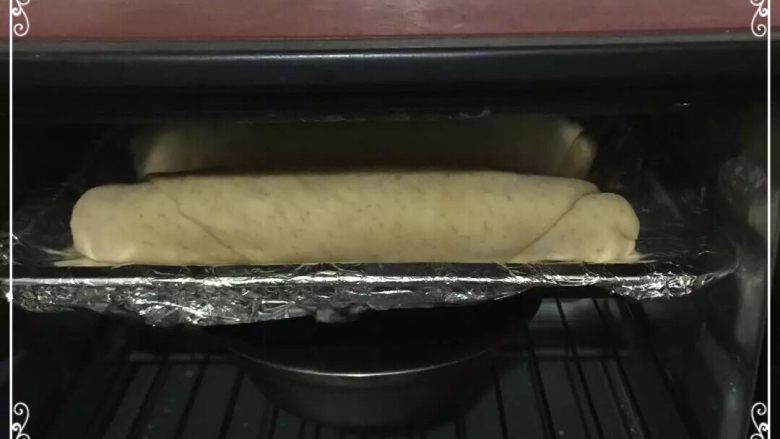 第一次DIY 果仁全麦俄罗斯大列巴,烤箱底部放一盘温水,把面团放入发酵至两倍大