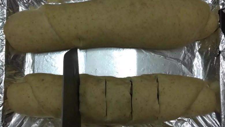第一次DIY 果仁全麦俄罗斯大列巴,用刀在面团上割口子,因为大列巴比较厚,可以割深一点,四,五刀都可以
