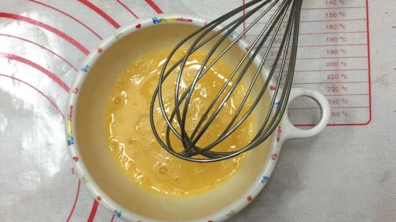 第一次DIY 果仁全麦俄罗斯大列巴,第三个鸡蛋打入碗中,用打蛋器搅打均匀做蛋液