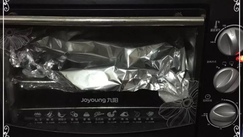 第一次DIY 果仁全麦俄罗斯大列巴,为了防止上色过深,可以加盖锡纸,烤箱温度降到160度直到烤好为止