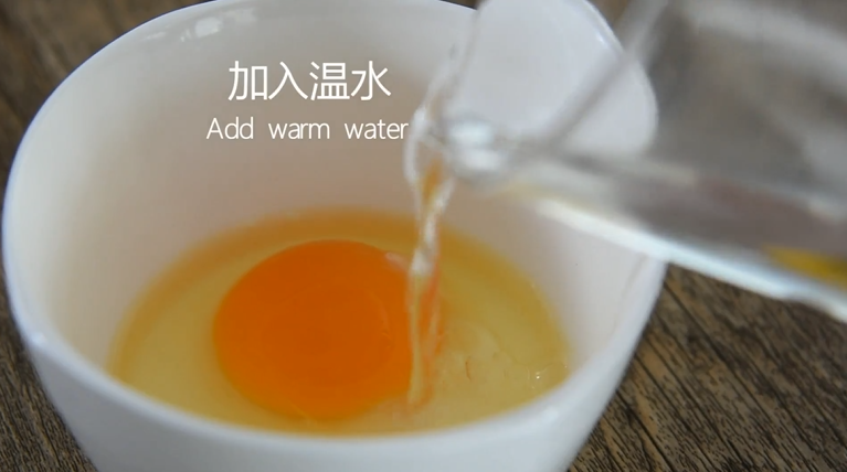 食疗缓解痛经的小妙招——龙眼茶碗蒸,<a style='color:red;display:inline-block;' href='/shicai/ 9'>鸡蛋</a>中倒入适量温水均匀搅拌