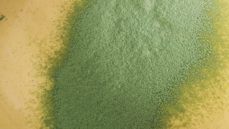 【网上厨房独家】丸久小山园名物蛋糕卷—复刻,分两次均匀的筛入混合的粉类,翻拌均匀,可以采用小岛老师的手法,至少60-80下,否则很难拌匀。
