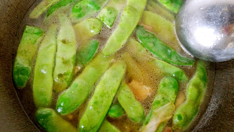 香焖油豆角,加入清水或高汤。
水量不用太大,刚刚没过豆角即可。