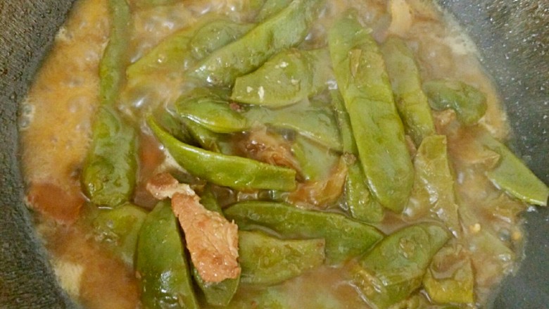 香焖油豆角,20分钟过后,打开锅盖,再烧制一会,让汤汁收浓。烧制过程中,尽量少翻动豆角,这样才能更好的保持豆角的完整性。
如果前面水放多了,也可以加入浓稠的水淀粉来收汁。