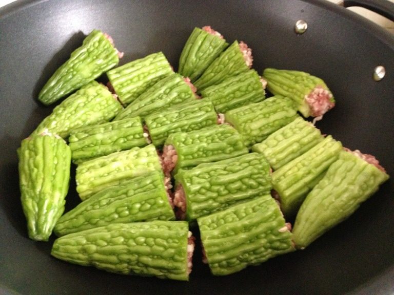 酿苦瓜,将<a style='color:red;display:inline-block;' href='/shicai/ 55'>苦瓜</a>的籽挖掉，将肉填入<a style='color:red;display:inline-block;' href='/shicai/ 55'>苦瓜</a>中