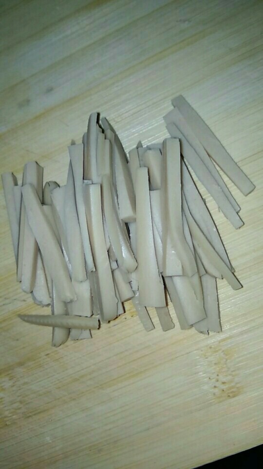 豆丝炒火腿,鸡肉火腿切成丝👇