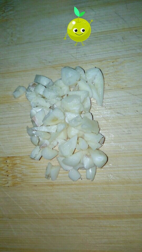 豆丝炒火腿,蒜切成小块👇