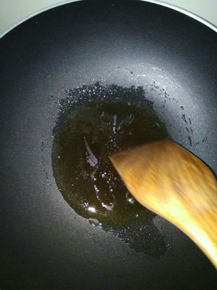 豆丝炒火腿,热锅，到入花生油👇