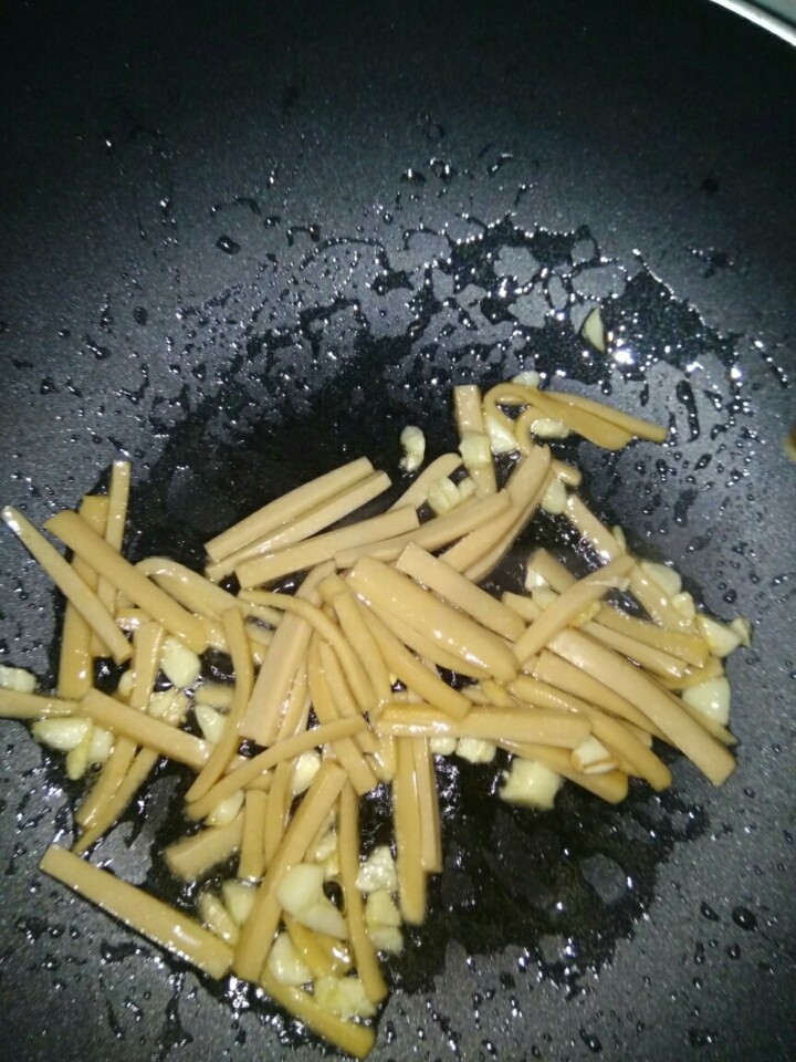 豆丝炒火腿,火腿入锅翻炒2分钟👇