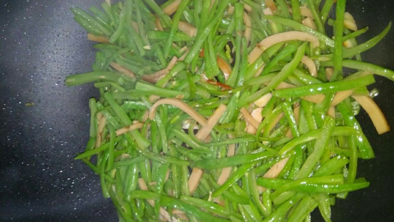 豆丝炒火腿,四季豆到入一起炒