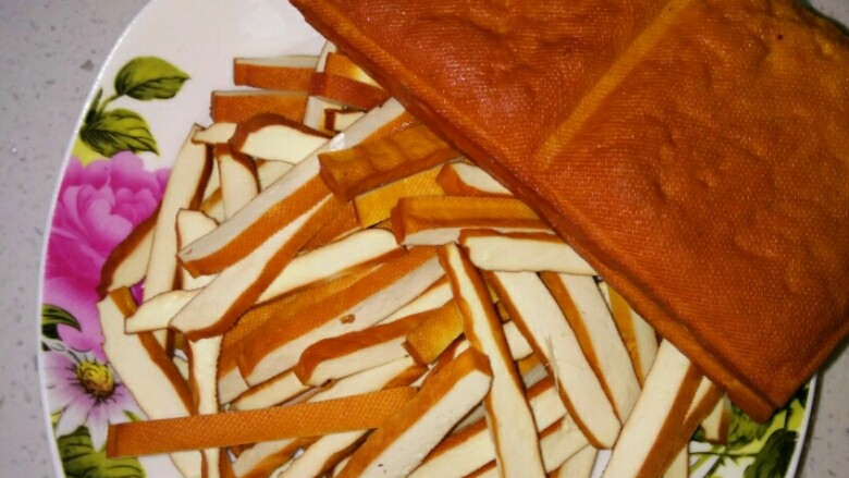 家常豆腐干两吃,<a style='color:red;display:inline-block;' href='/shicai/ 470'>豆腐干</a>切厚丝;剩余两块切细丝,备用。