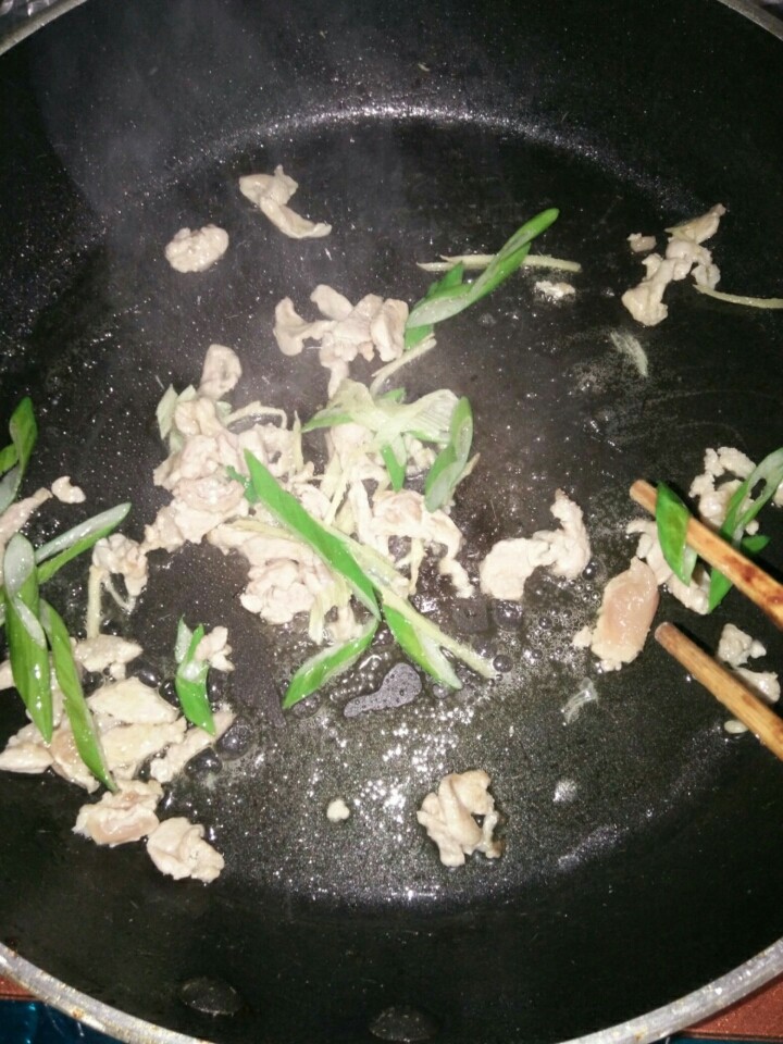 家常豆腐干两吃,热锅凉熟油,煸炒肉丝、葱、姜,放少生抽。