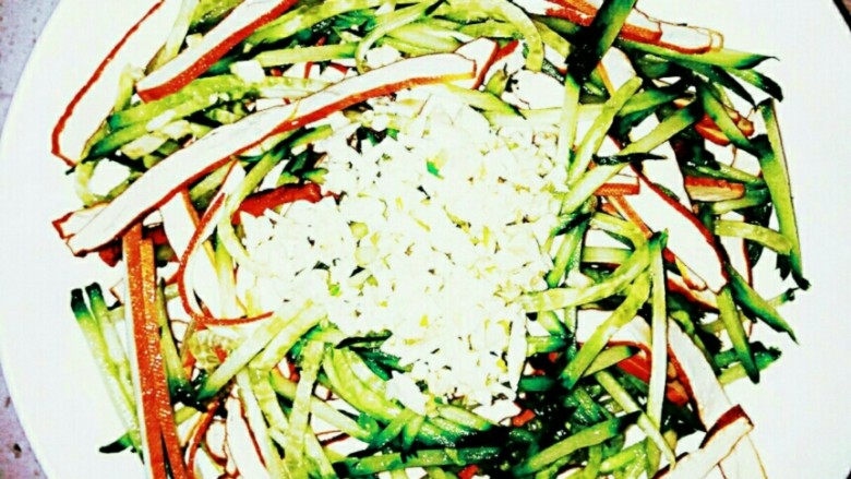 家常豆腐干两吃,凉拌豆腐干:
<a style='color:red;display:inline-block;' href='/shicai/ 54'>黄瓜</a>切丝(未拍照),和备用的豆腐干丝放在一起,加大蒜沫、盐、糖、醋,拌匀。
