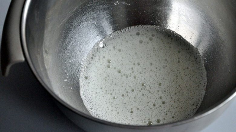 草莓奶油蛋糕盒子,蛋清打发到鱼眼泡状加入三分之一的糖粉A,之后分2次加入到蛋清中。