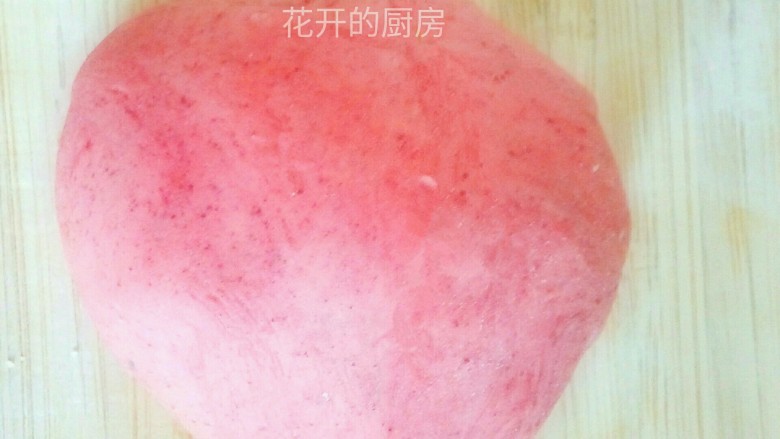 美丽的花馍馍,另外一份面粉加入化有<a style='color:red;display:inline-block;' href='/shicai/ 708'>红曲</a>和酵母的温水,分几次加入,然后揉至成团.