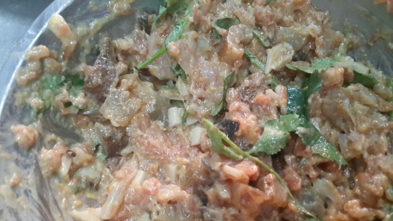 竹筒蒸三鲜,所有原料切花生米大的粒后加加调料拌一起(<a style='color:red;display:inline-block;' href='/shicai/ 131'>香菜</a>香葱切小粒)