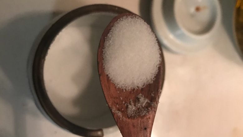 口蘑冬笋肉片儿,煸炒出香味后持续煸炒20秒钟,加小半碗水,加一小勺盐,拌匀,不加盖煮3分钟