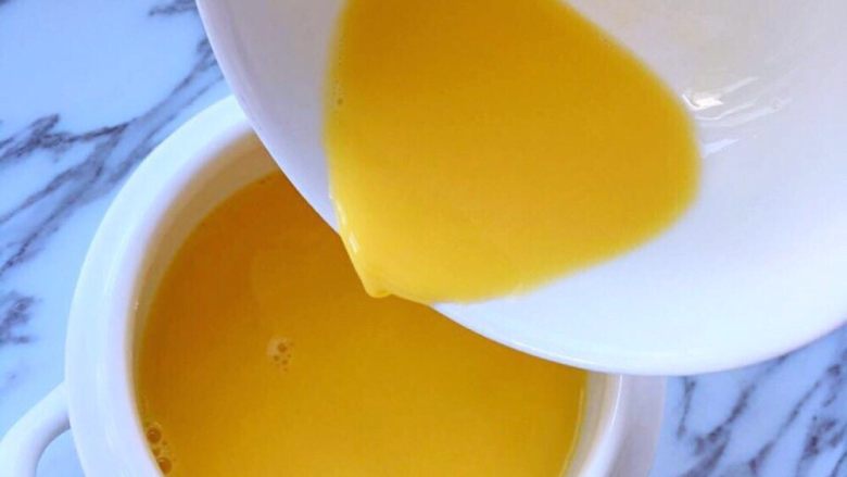 豆腐、虾仁、顿饭,豆腐放入盅底均匀摆放，过滤好的蛋液倒入