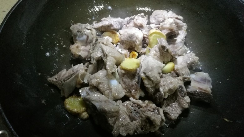 红烧酱排,倒入<a style='color:red;display:inline-block;' href='/shicai/ 718'>料酒</a>,翻炒一下。