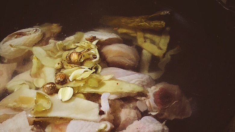 一碗暖胃也暖心的汤-花胶螺肉红枣鸡汤,把泡过的食材放入锅中。
再放入红枣跟枸𣏌,大火煮沸后再以小火熬约3小时。
