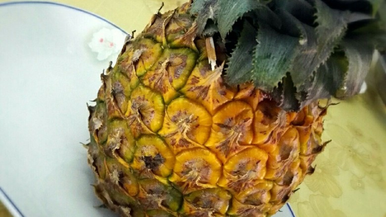 菠萝饭,<a style='color:red;display:inline-block;' href='/shicai/ 597'>菠萝</a>一个,果肉我只用到半个,多了会腻