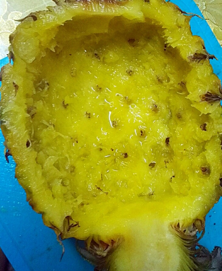 菠萝饭,两个挖成这样就可以了,取出来的果肉用盐水泡会儿后洗净,刚才后面挖出的果汁另外倒一碗里无需处理