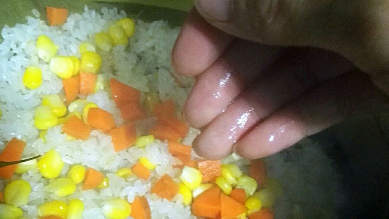 菠萝饭,这时我撒些糖水上去,因为是做给孩子吃的喜欢软点,这步友友们可以省略,直接撒一点点<a style='color:red;display:inline-block;' href='/shicai/ 3729'>白糖</a>上去,继续小火蒸
