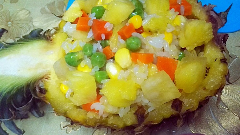 菠萝饭,装在菠萝盅里,再入锅蒸5~10分钟,让菠萝香味激发出来浓于米饭中