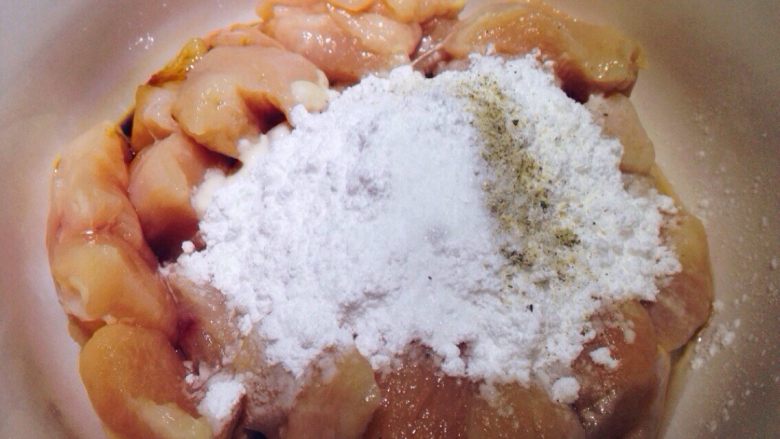 宫保鸡丁,切好的鸡肉加盐1g，<a style='color:red;display:inline-block;' href='/shicai/ 718'>料酒</a>3g，<a style='color:red;display:inline-block;' href='/shicai/ 788'>生抽</a>5g，淀粉，白胡椒粉 适量（选用）码上浆。