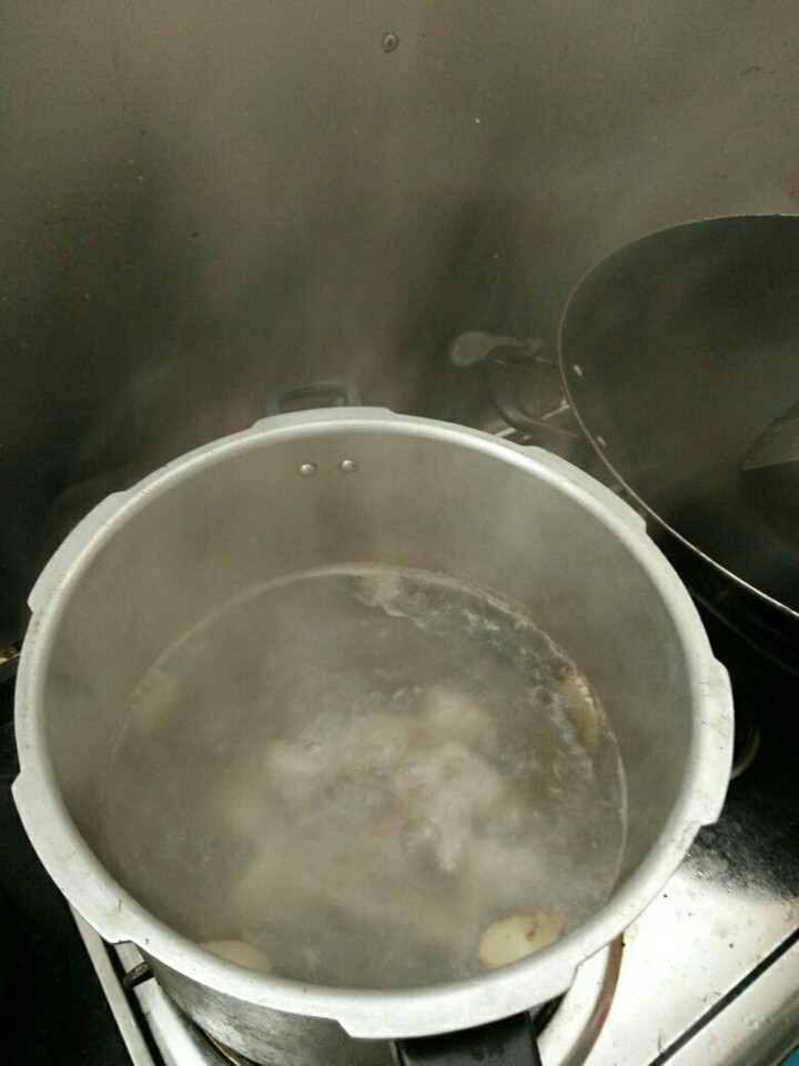猪尾巴花生木瓜汤,猪尾巴下锅加水放入姜片,煮沸去血沫