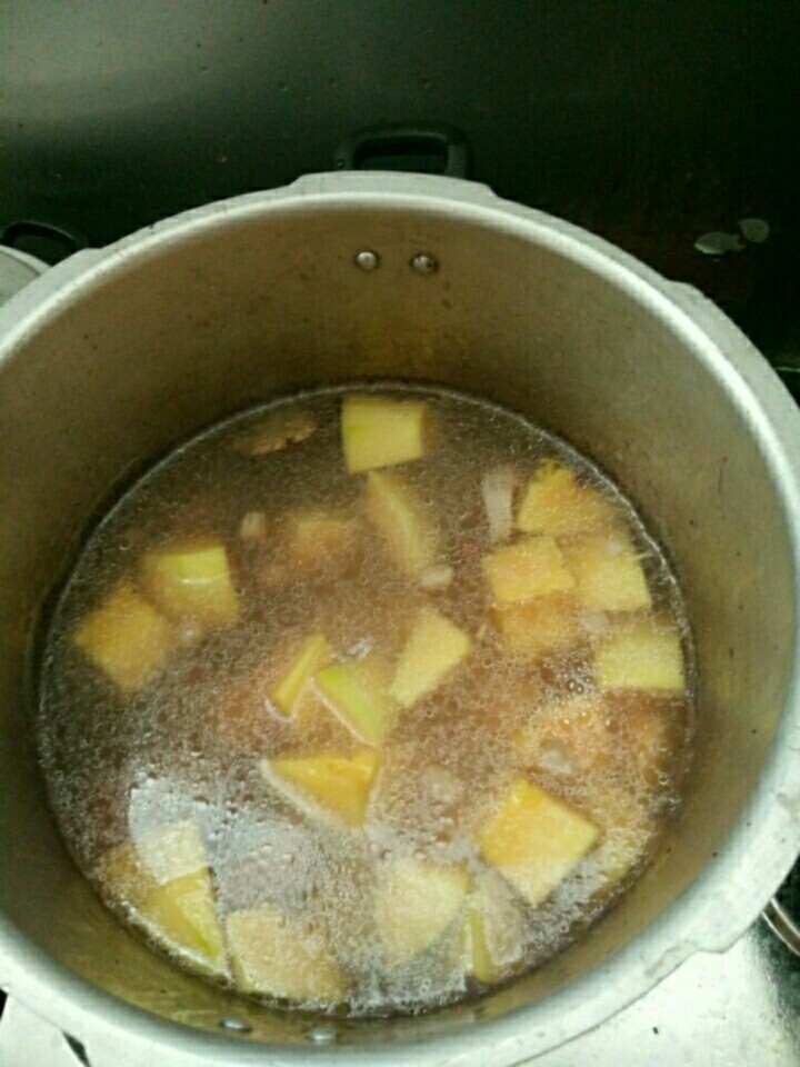 猪尾巴花生木瓜汤,加入木瓜继续煲3分钟,ps:木瓜易烂不用煲太长时间(高压锅外的煲5至10分钟,待木瓜熟透就好)
