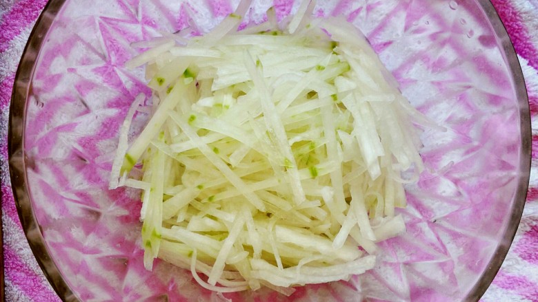 冬瓜新吃之不一样的肉末烧冬瓜,把冬瓜洗干净,去皮去籽,切成细丝,放入碗中