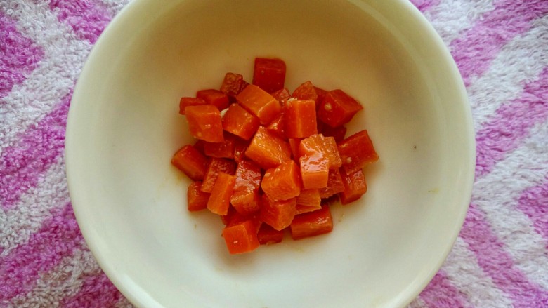 冬瓜新吃之不一样的肉末烧冬瓜,把<a style='color:red;display:inline-block;' href='/shicai/ 25'>胡萝卜</a>切成小粒,用油煸炒一下,备用
