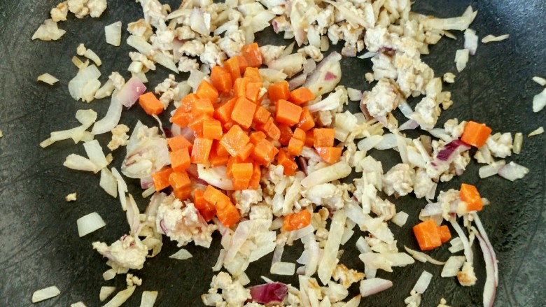 冬瓜新吃之不一样的肉末烧冬瓜,翻炒至肉末基本成熟,下入胡萝卜丁,翻炒均匀