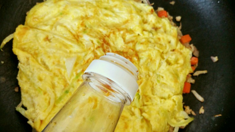 冬瓜新吃之不一样的肉末烧冬瓜,将蛋饼重新下锅(让刚才没有定型的那面冲下),倒入少许酱油,两勺<a style='color:red;display:inline-block;' href='/shicai/ 718'>料酒</a>,开大火烧制