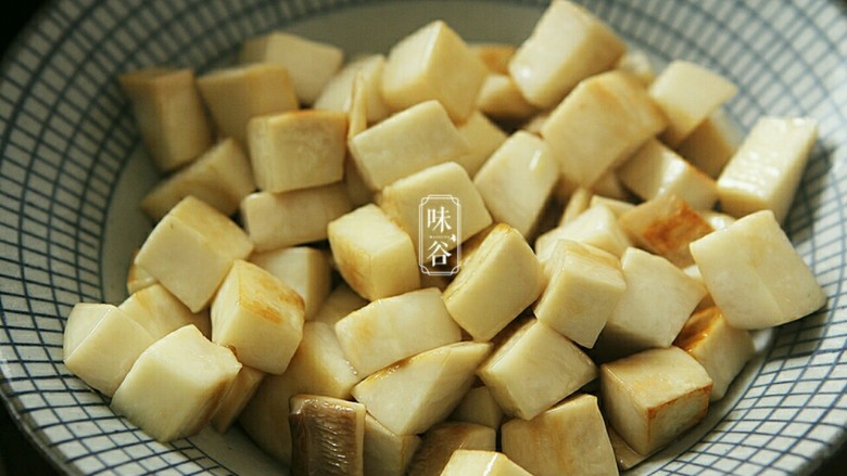宫保杏鲍菇,杏鲍菇丁缩小变成金黄色,倒出备用。