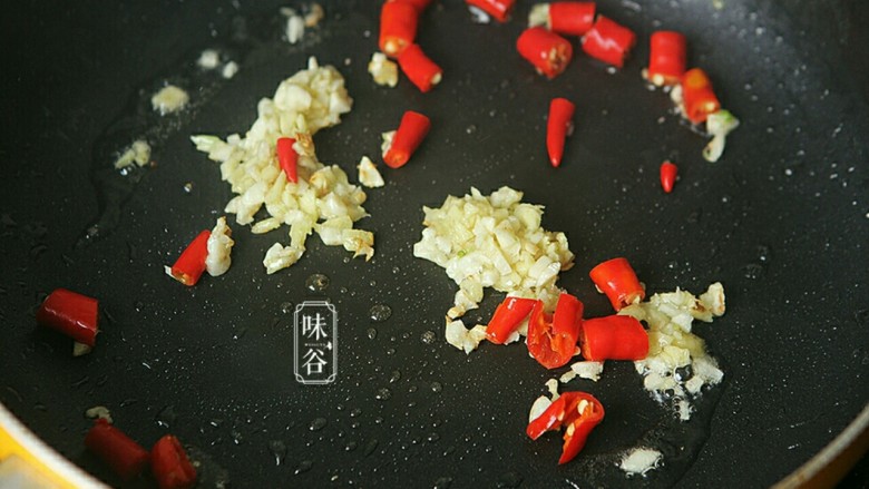 宫保杏鲍菇,锅内放油,倒入姜蓉和蒜蓉、红辣椒煸炒出香味。
