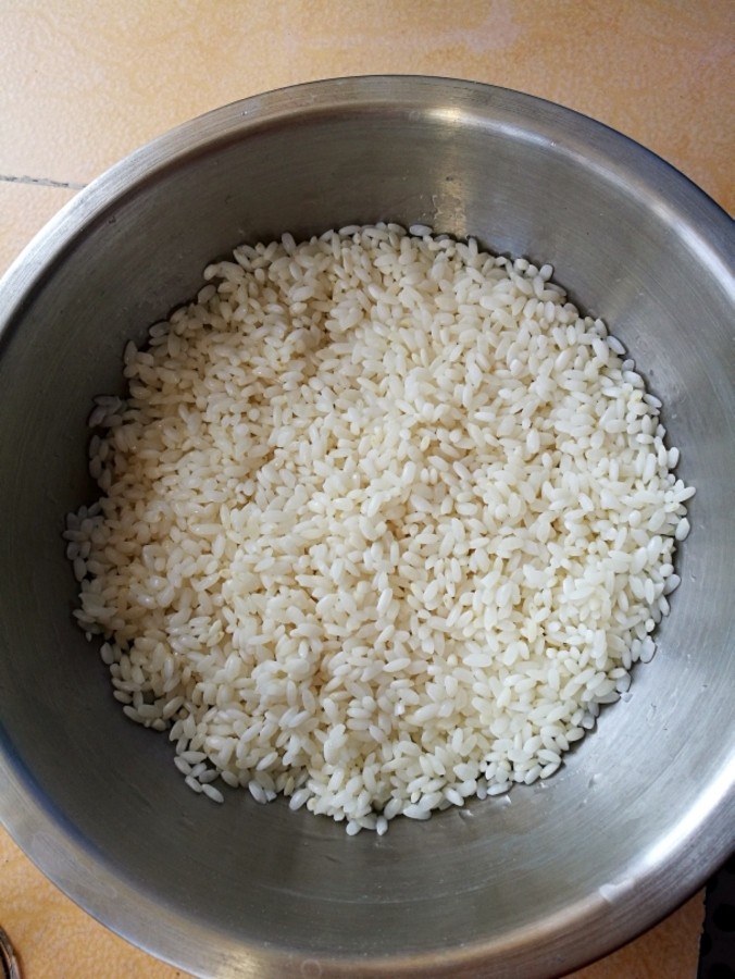 红酒香肠燉饭,<a style='color:red;display:inline-block;' href='/shicai/ 492'>大米</a>,冲洗干净,用水泡30分钟,这样做燉饭时便于熟。