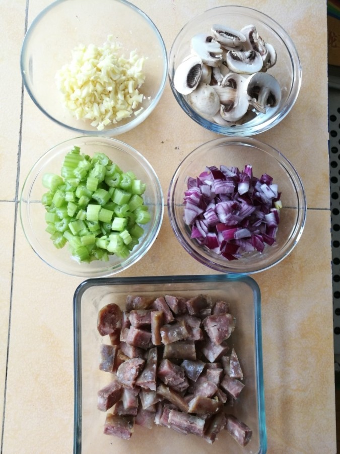 红酒香肠燉饭,备各种料的时间,香肠切块,囗蘑切片,还有芹菜末,洋葱丁,蒜末,奶酪丝都准备好。