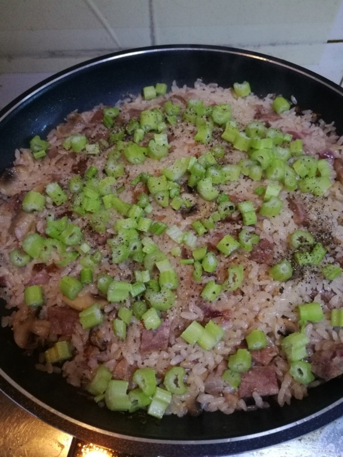 红酒香肠燉饭,差不多25分(各家火候不太一样,自己掌握时间哈),就达到软硬适中的时候,加入芹菜末和奶酪丝拌匀,再撒上黑胡椒粒,焖3分钟即可。