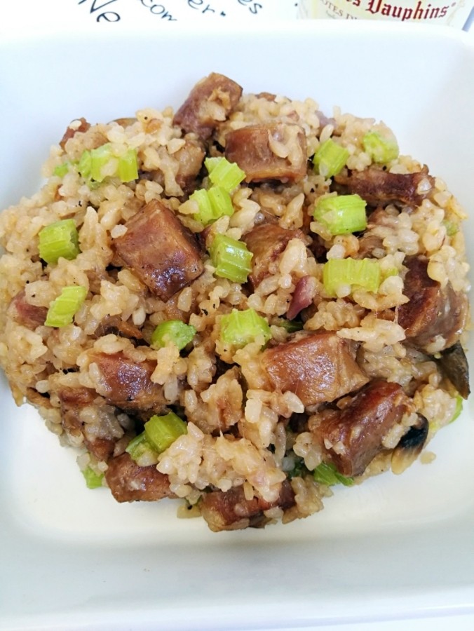 红酒香肠燉饭,虽都说:"红酒配红肉,白酒配白肉",但猪肉与香醇红酒的烹制搭配,使香肠肉的香味更加美味浓厚,好吃!