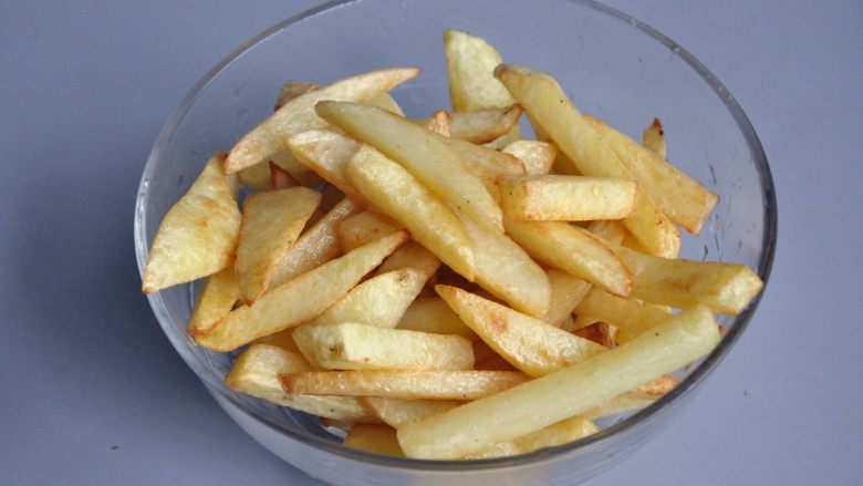香辣干锅兔,炸好的土豆条,放一边备用 。