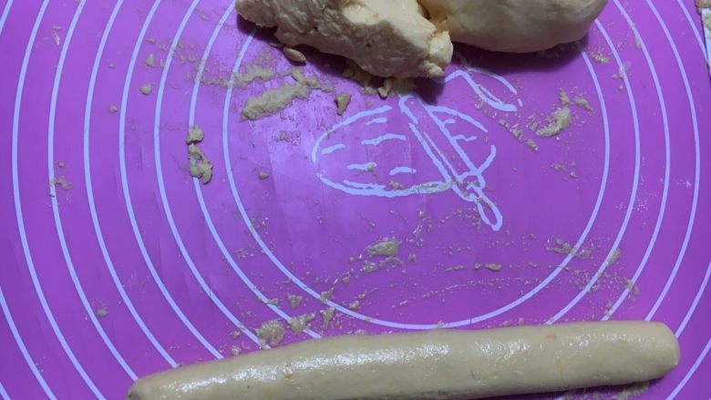 芋圆甜汤,看捏成团的程度,再逐步添加木薯粉,直到可以成型